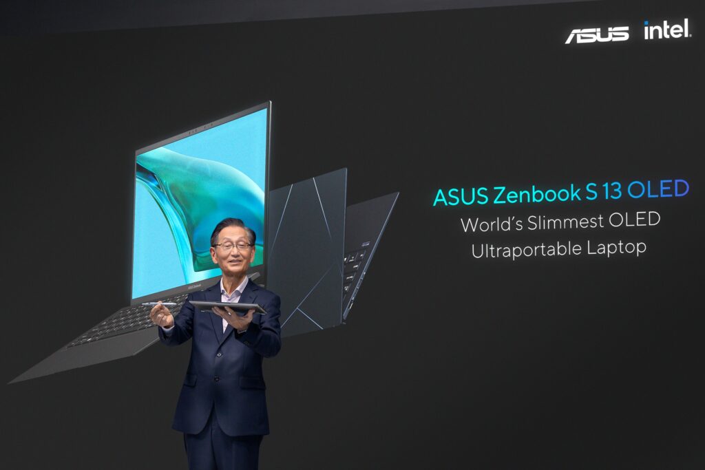 華碩董事長施崇棠先生發表世界最薄13吋OLED筆電Zenbook S 13 OLED。